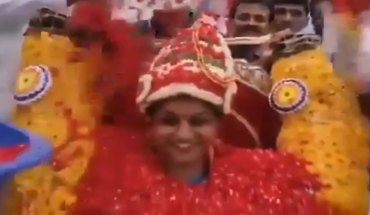 Roja | పాలాభిషేకం కాదు.. రోజాకి రోజాభిషేకం.. వైరల్ వీడియో Roja | పాలాభిషేకం కాదు.. రోజాకి రోజాభిషేకం.. వైరల్ వీడియో