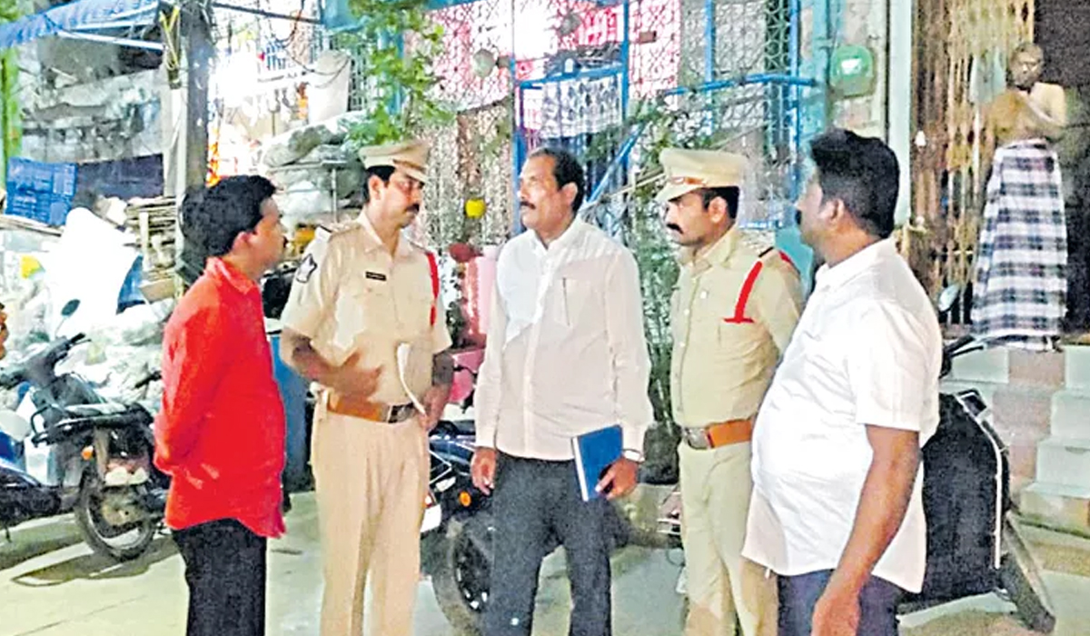 AP violence | ఏపీలో ఎన్నికల హింసపై సిట్ దర్యాప్తు ముమ్మరం.. నేడు ఈసీకి నివేదిక AP violence | ఏపీలో ఎన్నికల హింసపై సిట్ దర్యాప్తు ముమ్మరం.. నేడు ఈసీకి నివేదిక