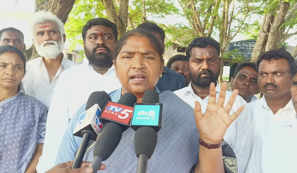 Minister Seethakka | ఎంత గగ్గోలు పెట్టినా.. పరీక్షలను వాయిదా వేయం: మంత్రి సీతక్క Minister Seethakka | ఎంత గగ్గోలు పెట్టినా.. పరీక్షలను వాయిదా వేయం: మంత్రి సీతక్క