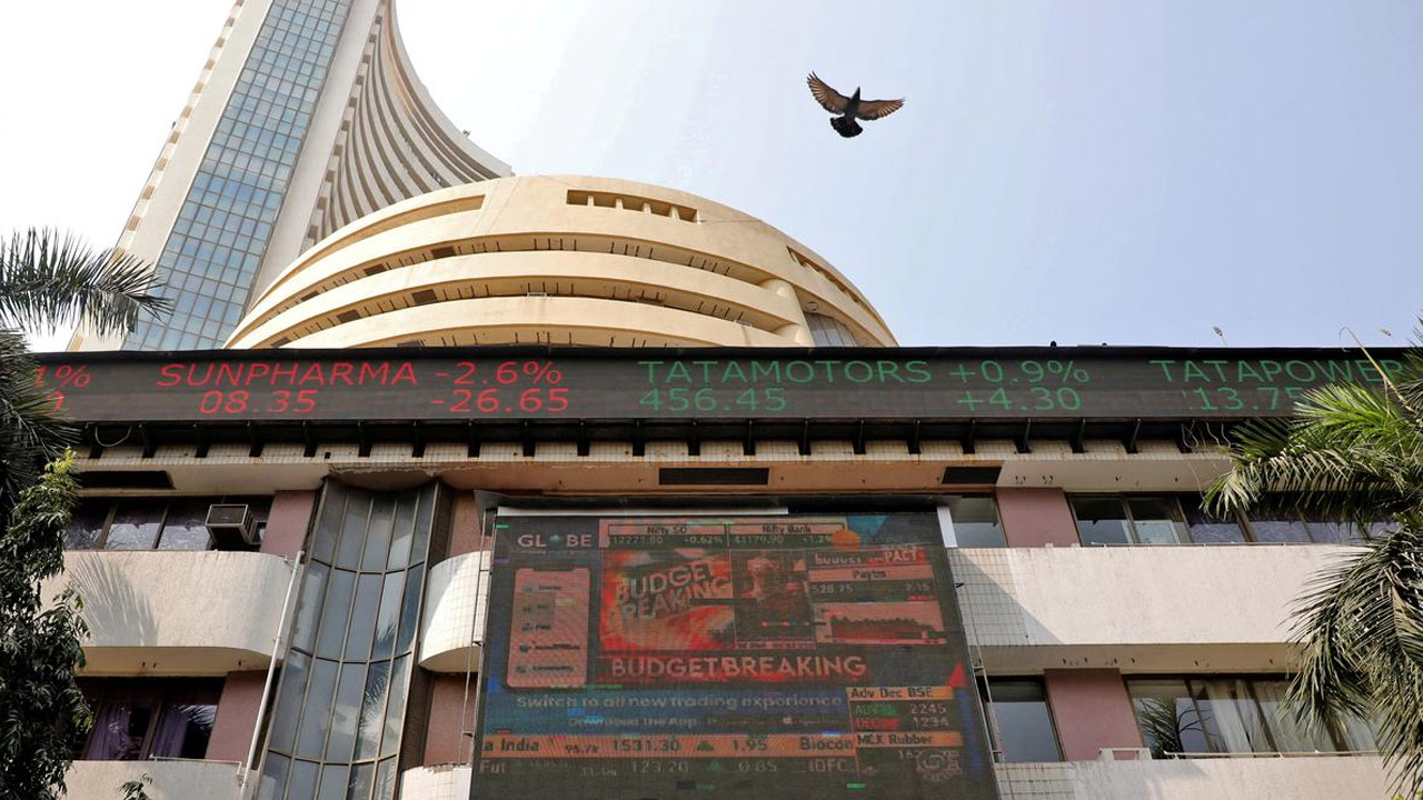 Sensex Record | తొలిసారి 76 వేల మార్క్ను టచ్ చేసిన సెన్సెక్స్.. ఫ్లాట్గా ముగిసిన స్టాక్ మార్కెట్లు Sensex Record | తొలిసారి 76 వేల మార్క్ను టచ్ చేసిన సెన్సెక్స్.. ఫ్లాట్గా ముగిసిన స్టాక్ మార్కెట్లు