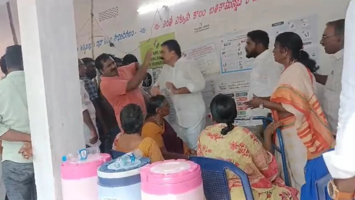 Tenali | ఓటరుపై దాడి చేసిన తెనాలి ఎమ్మెల్యే.. తిరిగి చెంప ఛెల్లుమనిపించిన ఓటరు.. వీడియో Tenali | ఓటరుపై దాడి చేసిన తెనాలి ఎమ్మెల్యే.. తిరిగి చెంప ఛెల్లుమనిపించిన ఓటరు.. వీడియో