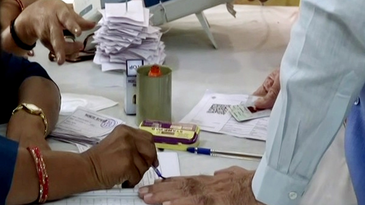 Lok Sabha elections | మూడో విడత లోక్సభ ఎన్నికల పోలింగ్ షురూ.. గుజరాత్లో ఓటు వేయనున్న ప్రధాని Lok Sabha elections | మూడో విడత లోక్సభ ఎన్నికల పోలింగ్ షురూ.. గుజరాత్లో ఓటు వేయనున్న ప్రధాని