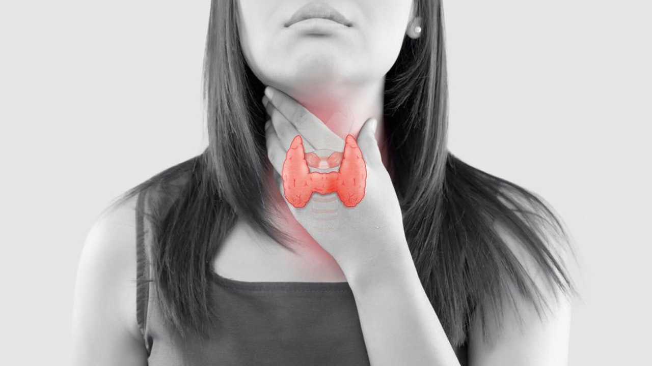 Health tips | మీలో ఈ లక్షణాలు కనిపిస్తే అస్సలు నిర్లక్ష్యం చేయొద్దు.. వెంటనే థైరాయిడ్ పరీక్షలు చేయించండి..! Health tips | మీలో ఈ లక్షణాలు కనిపిస్తే అస్సలు నిర్లక్ష్యం చేయొద్దు.. వెంటనే థైరాయిడ్ పరీక్షలు చేయించండి..!