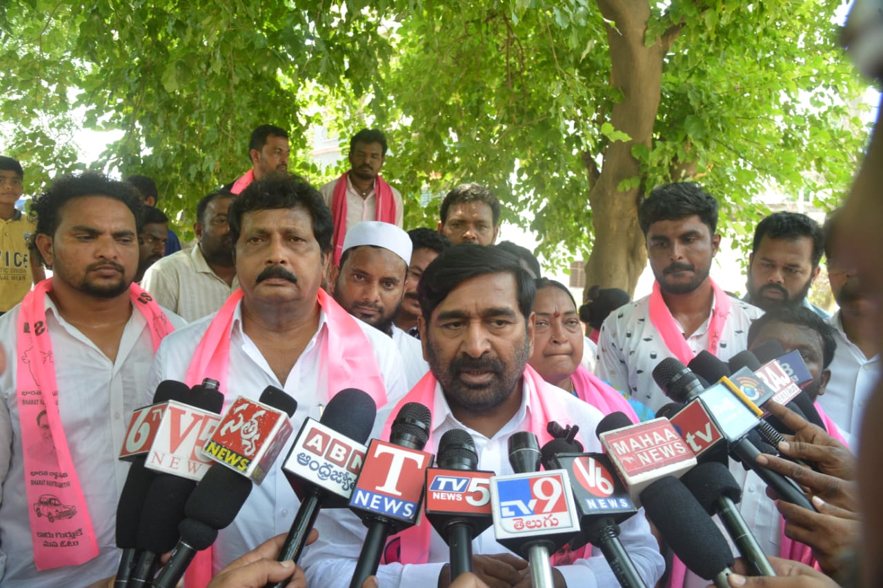 మోదీ, రేవంత్ కుట్రలో భాగమే కేసీఆర్ ప్రచార నిషేధం: మాజీ మంత్రి జగదీశ్రెడ్డి మోదీ, రేవంత్ కుట్రలో భాగమే కేసీఆర్ ప్రచార నిషేధం: మాజీ మంత్రి జగదీశ్రెడ్డి