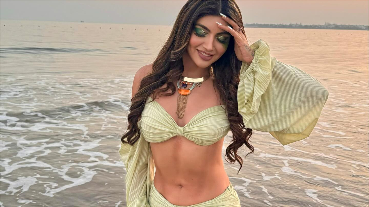 Akanksha Puri | వలపుల వయ్యారాలతో హీటెక్కిస్తున్న ఆకాంక్ష పురి