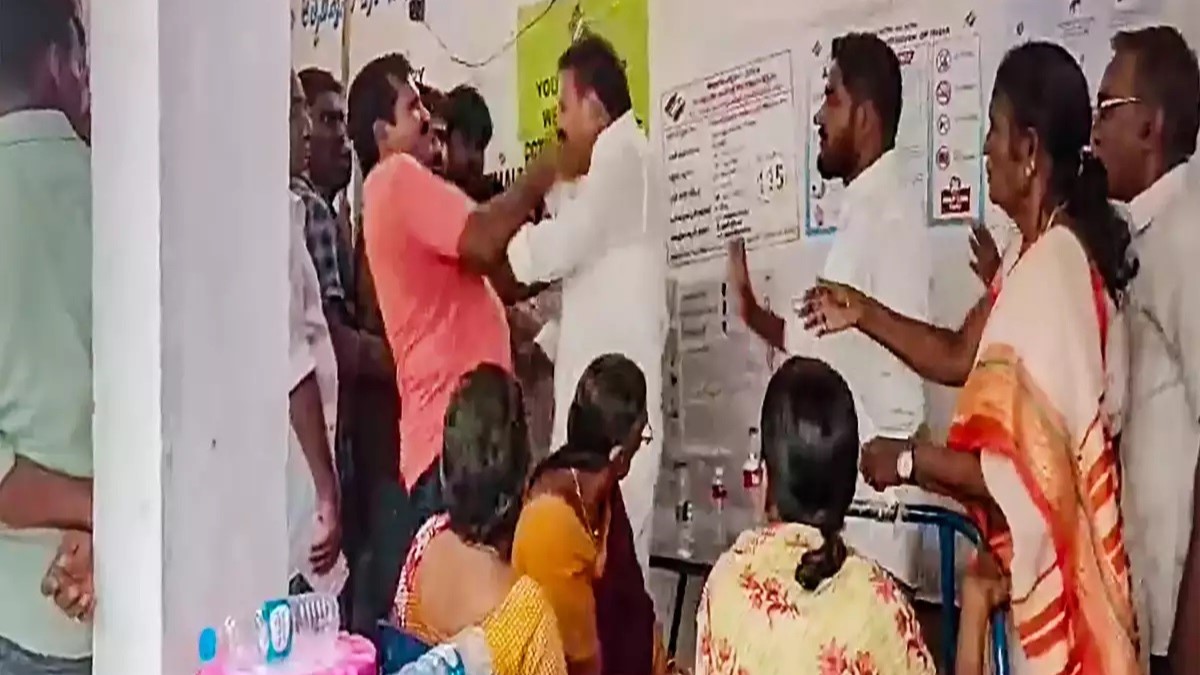 వైసీపీ మంత్రి, ఎమ్మెల్యేలపై కేసు నమోదు వైసీపీ మంత్రి, ఎమ్మెల్యేలపై కేసు నమోదు