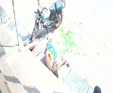 ఏపీలో బ్యాంకులకు పెన్షన్దారుల పరుగులు..వడదెబ్బతో వృద్దుడి మృతి ఏపీలో బ్యాంకులకు పెన్షన్దారుల పరుగులు..వడదెబ్బతో వృద్దుడి మృతి