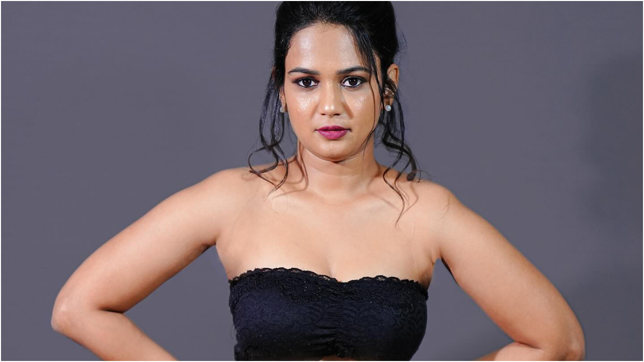 Ariyana Glory | హద్దులు చెరిపేసిన అరియనా.. అందాలన్నీ ఆరుబయటే..!