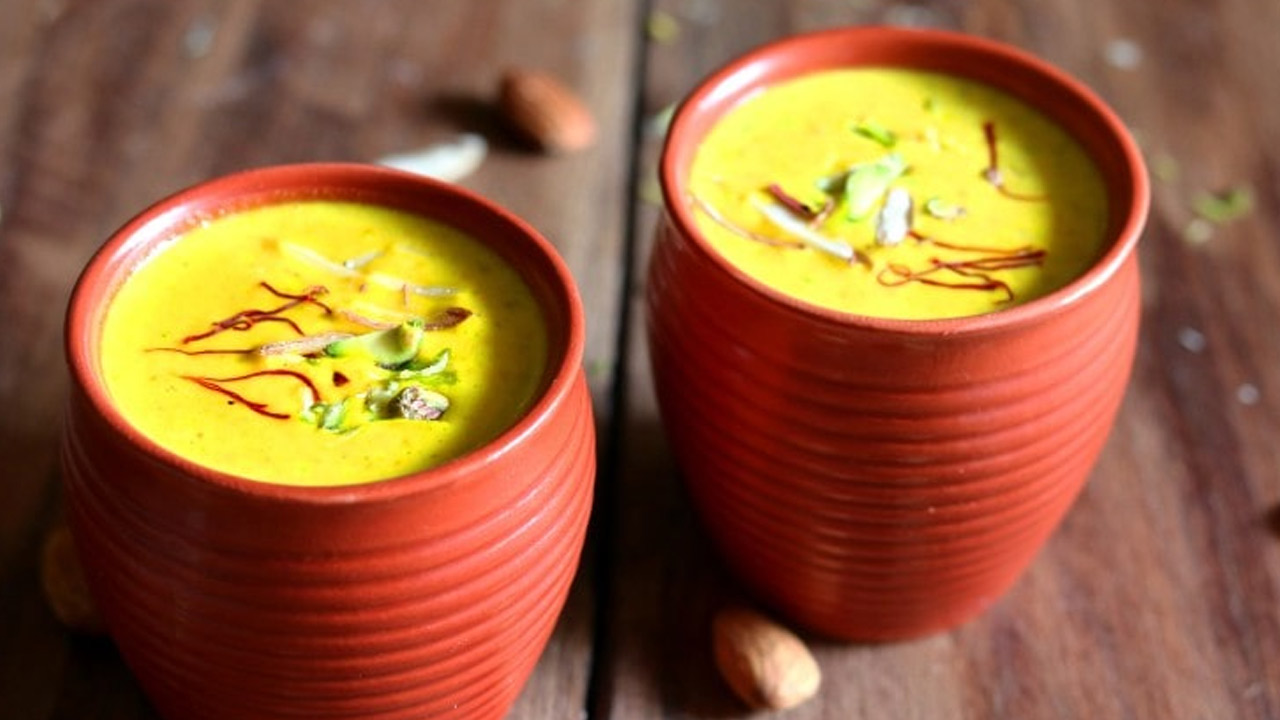 Badam Milk | వేసవిలో చల్లచల్లగా బాదాం మిల్క్ తాగాలనుందా.. అయితే ఇంట్లోనే చేసుకోండిలా..! Badam Milk | వేసవిలో చల్లచల్లగా బాదాం మిల్క్ తాగాలనుందా.. అయితే ఇంట్లోనే చేసుకోండిలా..!