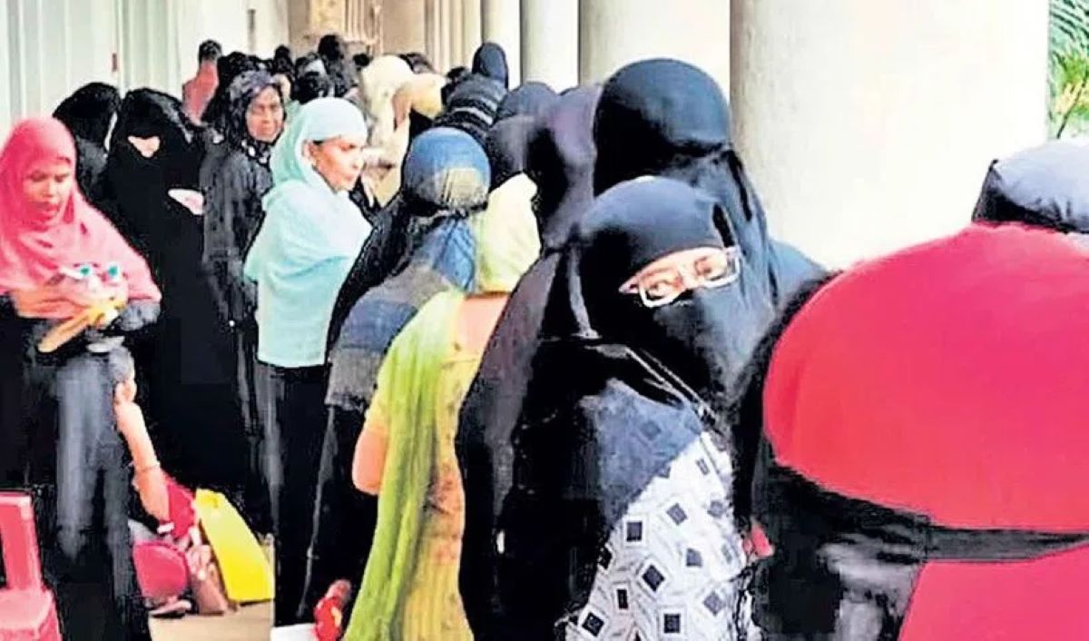 బెంగళూరులో పోస్టాఫీసుకు పోటెత్తిన మహిళలు.. ఇదీ కారణం! బెంగళూరులో పోస్టాఫీసుకు పోటెత్తిన మహిళలు.. ఇదీ కారణం!