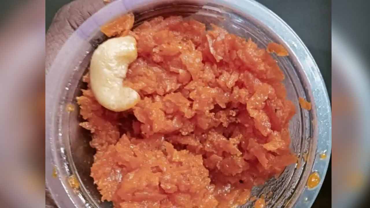 Carrot Halwa | క్యారెట్ హల్వా తినడంతో మహిళకు వాంతులు.. హైదరాబాద్ హోటల్పై కేసు నమోదు Carrot Halwa | క్యారెట్ హల్వా తినడంతో మహిళకు వాంతులు.. హైదరాబాద్ హోటల్పై కేసు నమోదు