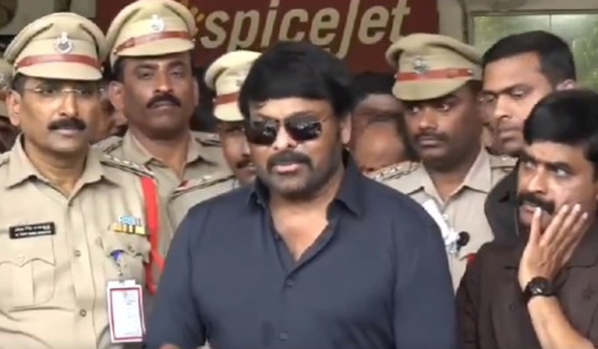Megastar Chiranjeevi | నేను ఏ పార్టీలో లేను..పిఠాపురం వెళ్లడం లేదు: చిరంజీవి Megastar Chiranjeevi | నేను ఏ పార్టీలో లేను..పిఠాపురం వెళ్లడం లేదు: చిరంజీవి
