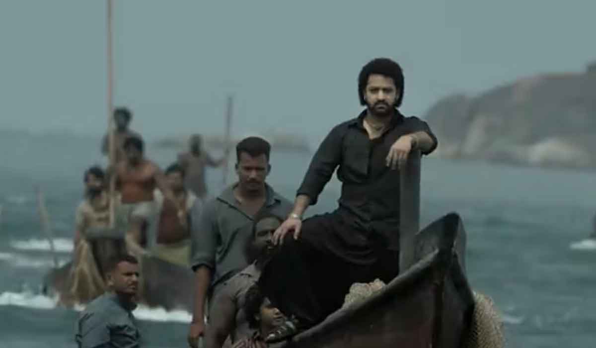 NTR| పది ఊర్లకి కాపరిగా ఎన్టీఆర్..దేవర స్టోరీ మొత్తం అలా లీక్ చేశాడేంటి? NTR| పది ఊర్లకి కాపరిగా ఎన్టీఆర్..దేవర స్టోరీ మొత్తం అలా లీక్ చేశాడేంటి?