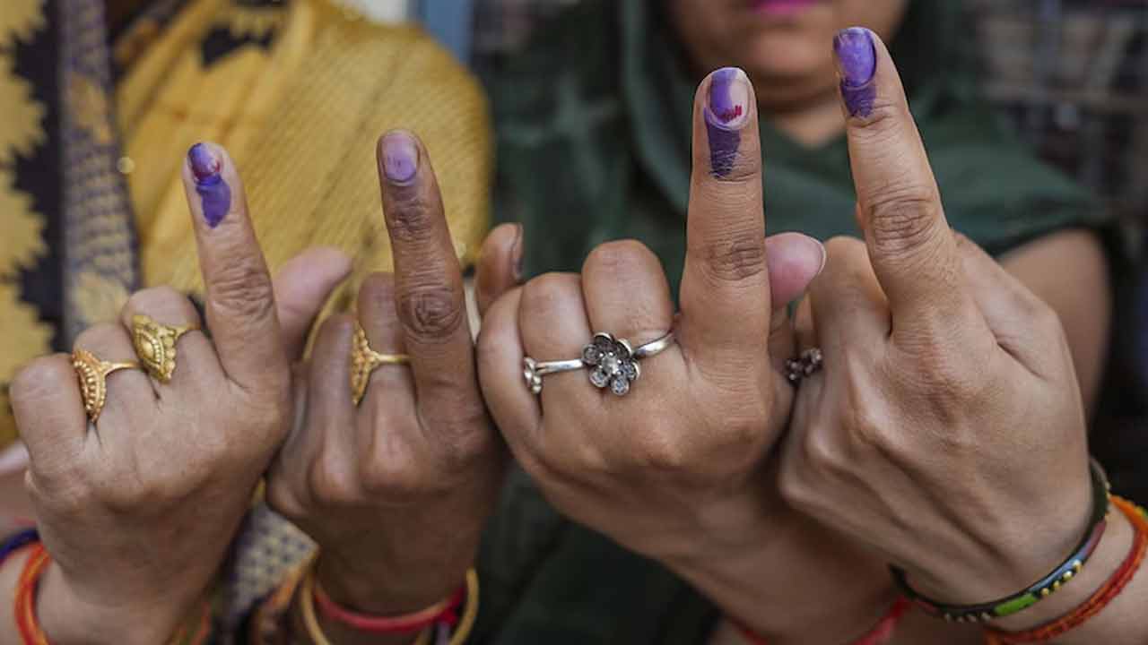 Serpench Elections: గ్రామపంచాయతీ వార్ షురూ.. 3 విడుతల్లో సర్పంచ్ ఎలక్షన్స్! 10న నోటిఫికేషన్ Serpench Elections: గ్రామపంచాయతీ వార్ షురూ.. 3 విడుతల్లో సర్పంచ్ ఎలక్షన్స్! 10న నోటిఫికేషన్