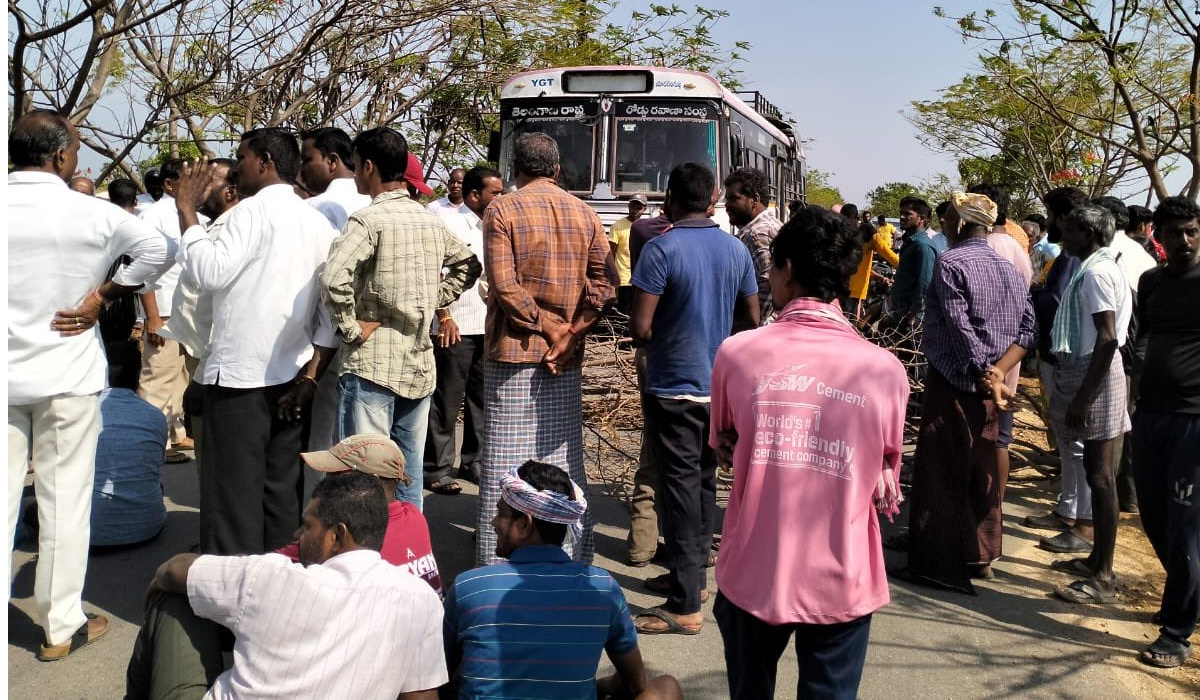 ధాన్యం కొనుగోలు కోసం రైతుల ధర్నా ధాన్యం కొనుగోలు కోసం రైతుల ధర్నా