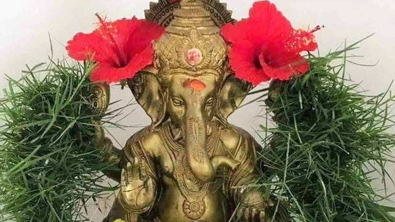 గణేశుడికి గరిక అంటే ఎందుకంత ఇష్టం..? ఆ వేడి తగ్గించినందుకేనా..? గణేశుడికి గరిక అంటే ఎందుకంత ఇష్టం..? ఆ వేడి తగ్గించినందుకేనా..?