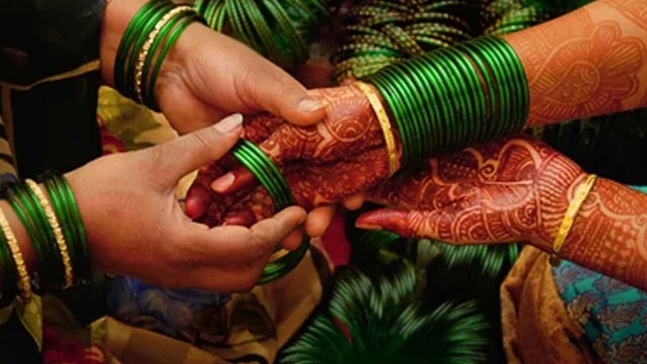 ఆకుపచ్చ రంగు గాజులు ధరిస్తే.. ఆ బంధం మరింత బలపడుతుందట..! ఆకుపచ్చ రంగు గాజులు ధరిస్తే.. ఆ బంధం మరింత బలపడుతుందట..!