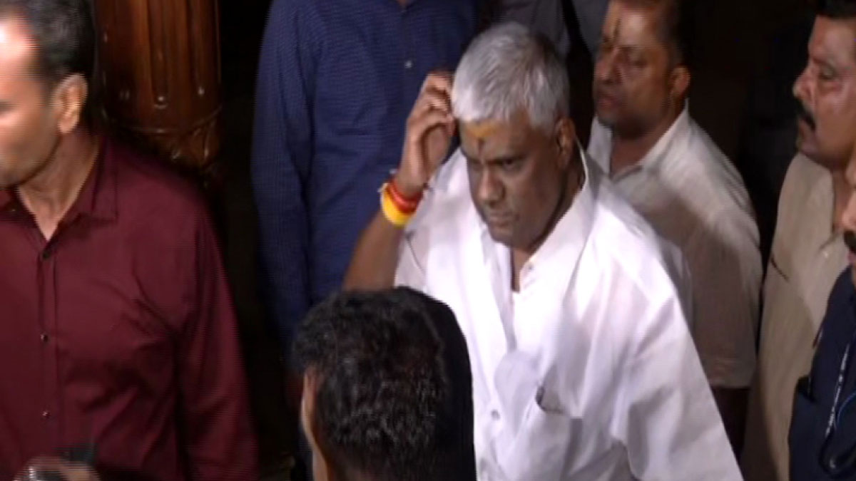 కిడ్నాప్ కేసులో కర్ణాటక మాజీ మంత్రి హెచ్డీ రేవణ్ణ అరెస్ట్ కిడ్నాప్ కేసులో కర్ణాటక మాజీ మంత్రి హెచ్డీ రేవణ్ణ అరెస్ట్