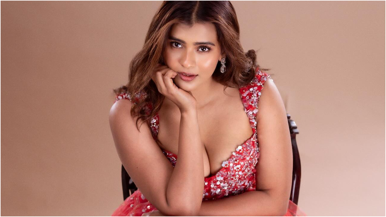 Hebah Patel | పరువాలు ఎర వేసిన హెబ్బా పటేల్… సాలిడ్ గ్లామర్ చూస్తే మైండ్ బ్లాక్!