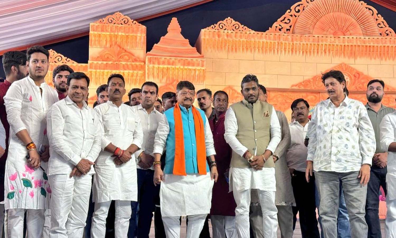 ఇండోర్లోనూ సూరత్ వ్యూహం?.. నామినేషన్ ఉపసంహరణకు ఒత్తిడి ఇండోర్లోనూ సూరత్ వ్యూహం?.. నామినేషన్ ఉపసంహరణకు ఒత్తిడి