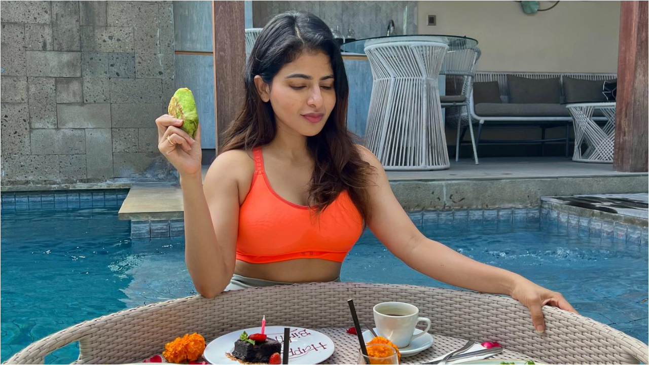 Iswarya Menon | స్విమ్ షూట్ లో అందాలతో చిత్తు చేస్తున్న ఐశ్వర్య మీనన్