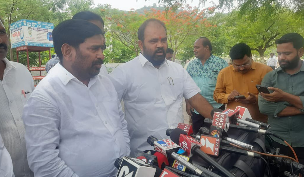 Jagadish Reddy | ఓటమి భయంతోనే ఎమ్మెల్సీ ఎన్నికల్లో కాంగ్రెస్ ప్రలోభాలు: జగదీశ్రెడ్డి Jagadish Reddy | ఓటమి భయంతోనే ఎమ్మెల్సీ ఎన్నికల్లో కాంగ్రెస్ ప్రలోభాలు: జగదీశ్రెడ్డి