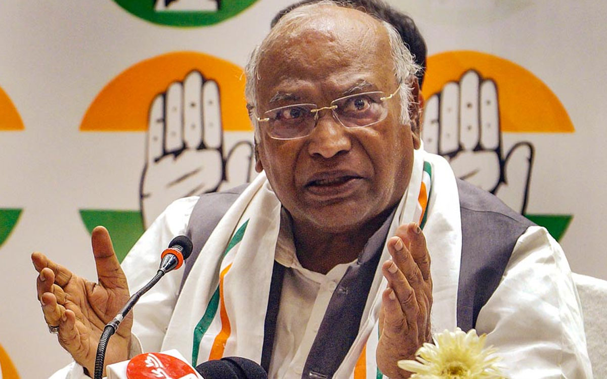 Mallikarjun Kharge : ప్రతిచోటా ఓడిపోతుంటే.. ఇక 400 సీట్లెక్కడ? : మల్లికార్జున ఖర్గే Mallikarjun Kharge : ప్రతిచోటా ఓడిపోతుంటే.. ఇక 400 సీట్లెక్కడ? : మల్లికార్జున ఖర్గే