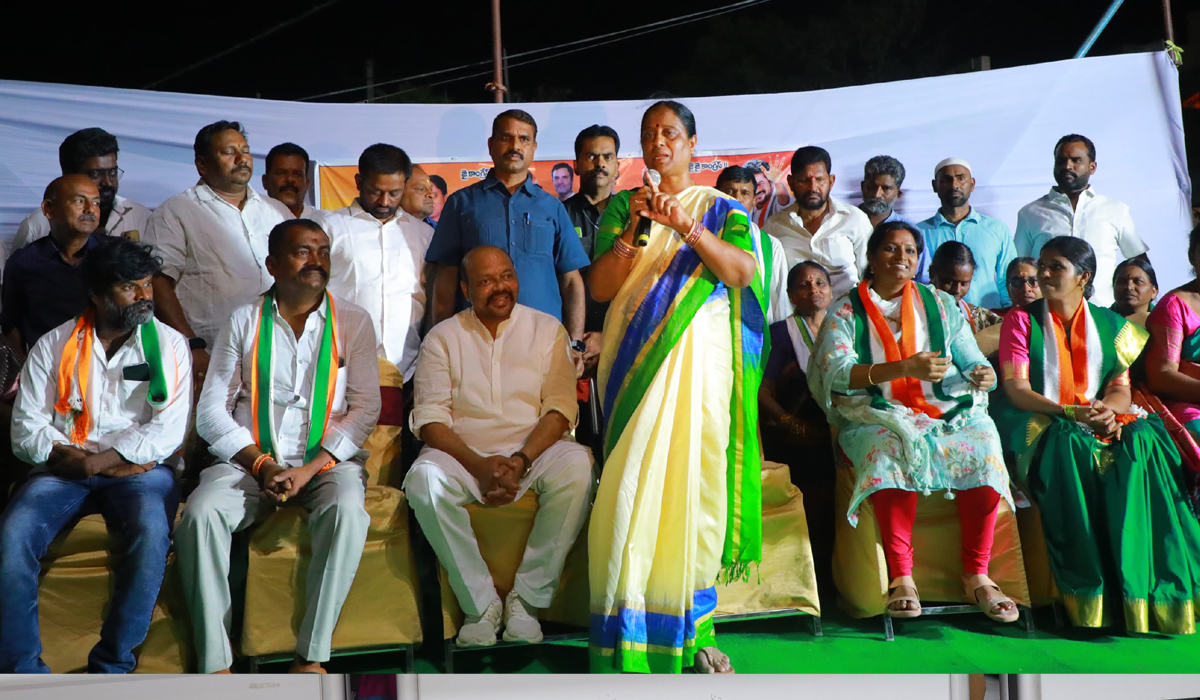 కాంగ్రెస్కు ఓటేస్తేనే దేశానికి భవిష్యత్తు: మంత్రి కొండా సురేఖ కాంగ్రెస్కు ఓటేస్తేనే దేశానికి భవిష్యత్తు: మంత్రి కొండా సురేఖ