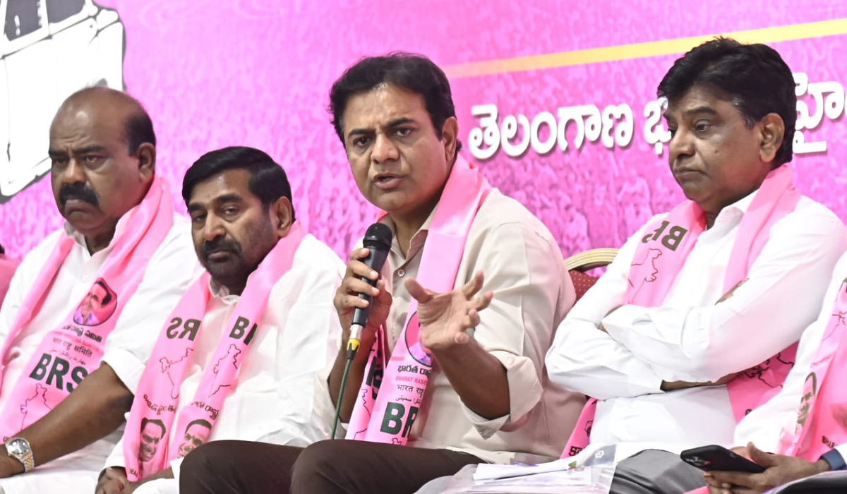 BRS | గ్రాడ్యూయేట్ ఎమ్మెల్సీ బీఆరెస్ సమీక్షకు కీలక నేతల డుమ్మా BRS | గ్రాడ్యూయేట్ ఎమ్మెల్సీ బీఆరెస్ సమీక్షకు కీలక నేతల డుమ్మా