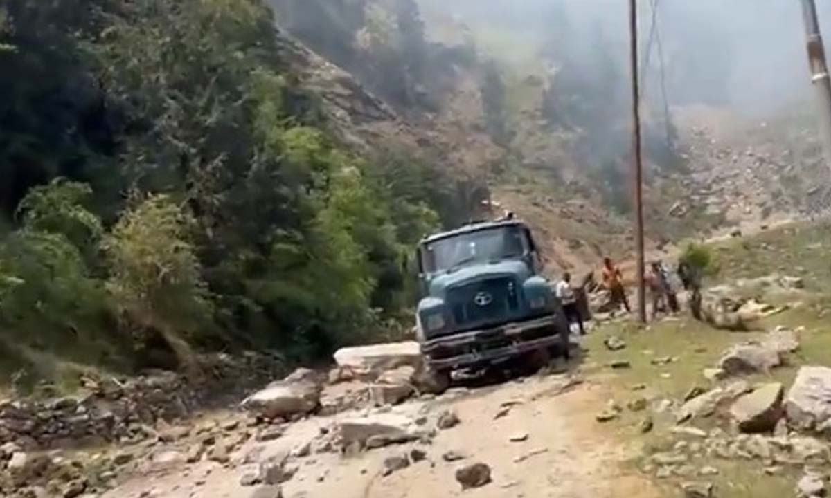 Landslides | గంగోత్రి మార్గంలో విరిగిపడిన కొండ చరియలు.. ఒకరు మృతి, ఐదుగురికి గాయాలు Landslides | గంగోత్రి మార్గంలో విరిగిపడిన కొండ చరియలు.. ఒకరు మృతి, ఐదుగురికి గాయాలు