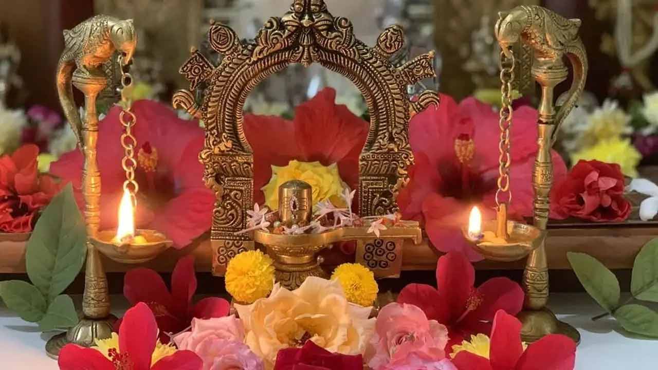 సోమవారం ఈ మంత్రాన్ని జపిస్తే.. కోరుకున్న కోరికలన్నీ నెరవేరుతాయి..! సోమవారం ఈ మంత్రాన్ని జపిస్తే.. కోరుకున్న కోరికలన్నీ నెరవేరుతాయి..!