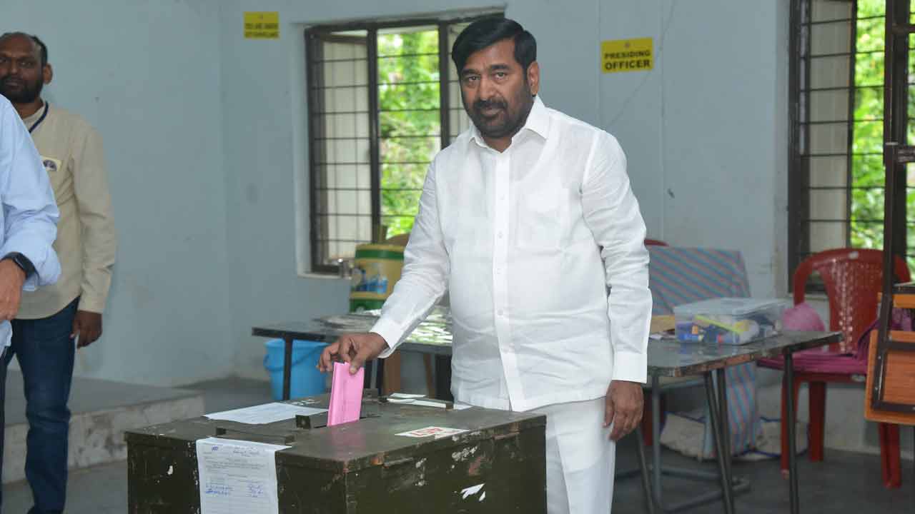 MLC Elections | గ్రాడ్యుయేట్ ఎమ్మెల్సీ ఎన్నికలకు పోలింగ్ ప్రారంభం.. మొట్ట మొదటనే ఓటేసిన మాజీ మంత్రి జగదీష్ రెడ్డి MLC Elections | గ్రాడ్యుయేట్ ఎమ్మెల్సీ ఎన్నికలకు పోలింగ్ ప్రారంభం.. మొట్ట మొదటనే ఓటేసిన మాజీ మంత్రి జగదీష్ రెడ్డి