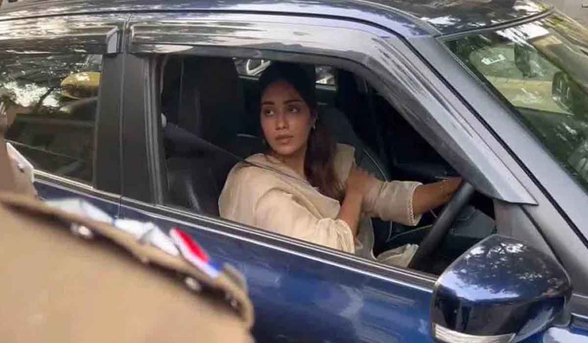 Actress| పోలీసులకి అడ్డంగా దొరికిన హీరోయిన్.. ఎన్నాళ్లు ఈ స్క్రిప్టెడ్ వీడియోలు అంటూ నెటిజన్స్ ఫైర్ Actress| పోలీసులకి అడ్డంగా దొరికిన హీరోయిన్.. ఎన్నాళ్లు ఈ స్క్రిప్టెడ్ వీడియోలు అంటూ నెటిజన్స్ ఫైర్