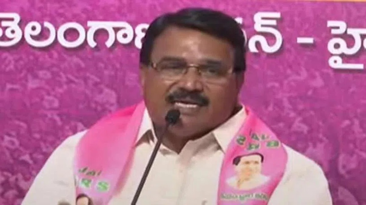 ఒక చేత్తో రాజ్యాంగం..మరో చేత్తో ఫిరాయింపు ఎమ్మెల్యేతో కరచాలనం … మాజీ మంత్రి సింగిరెడ్డి నిరంజన్రెడ్డి ఒక చేత్తో రాజ్యాంగం..మరో చేత్తో ఫిరాయింపు ఎమ్మెల్యేతో కరచాలనం … మాజీ మంత్రి సింగిరెడ్డి నిరంజన్రెడ్డి