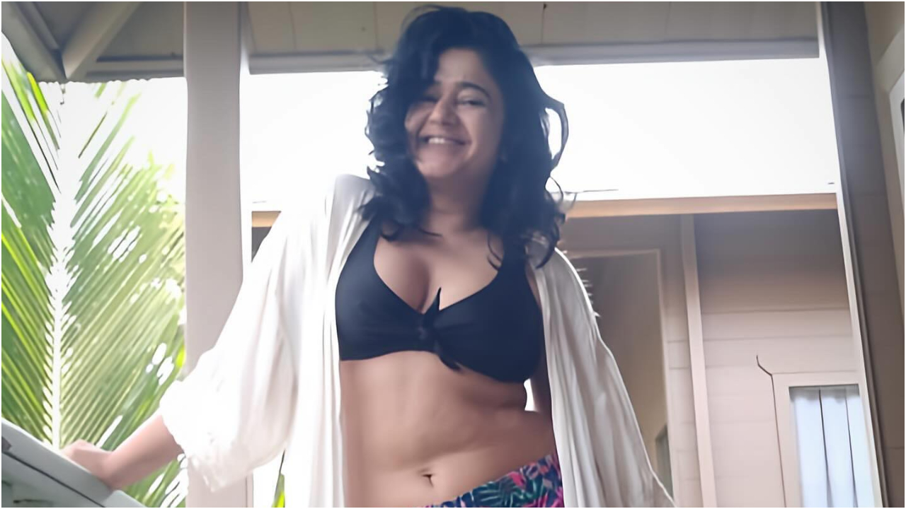 Poonam Bajwa | బాల్కనీ లో చిల్ అవుతున్న పూనమ్ బజ్వా.. గ్లామర్ తలపులు మొత్తం తెరిచి రచ్చ రచ్చ