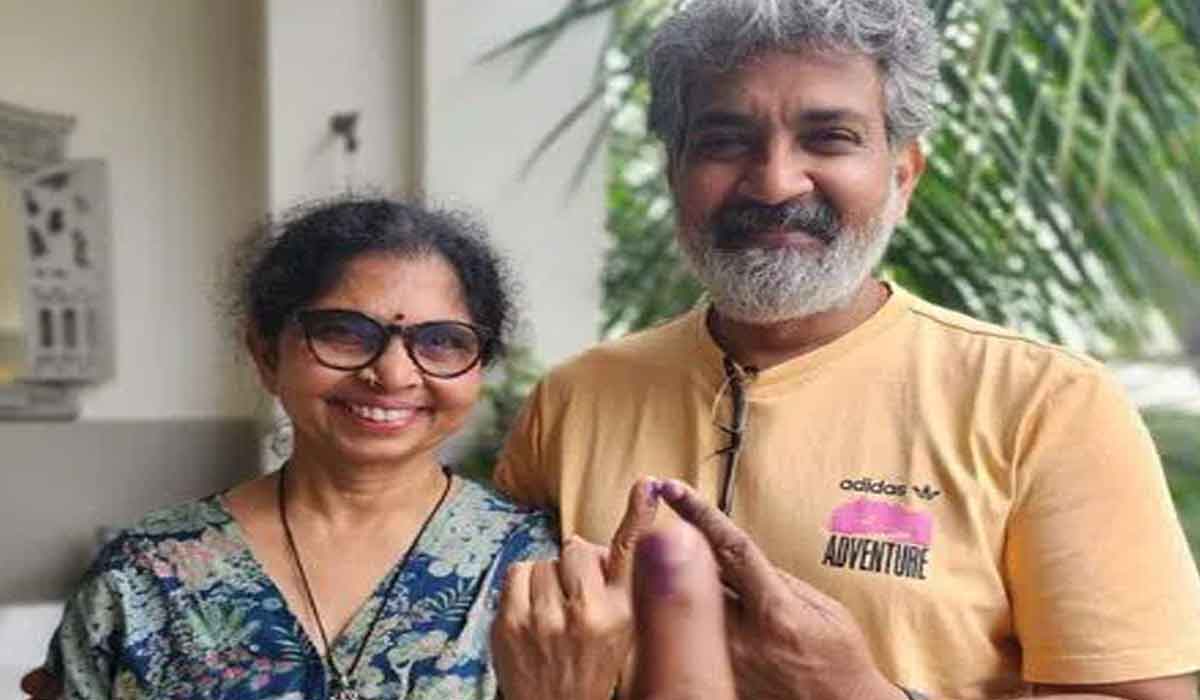 Rajamouli| మహేష్ సినిమాతో బిజీగా ఉన్నా ఓటు కోసం దుబాయ్ నుండి వచ్చిన రాజమౌళి Rajamouli| మహేష్ సినిమాతో బిజీగా ఉన్నా ఓటు కోసం దుబాయ్ నుండి వచ్చిన రాజమౌళి