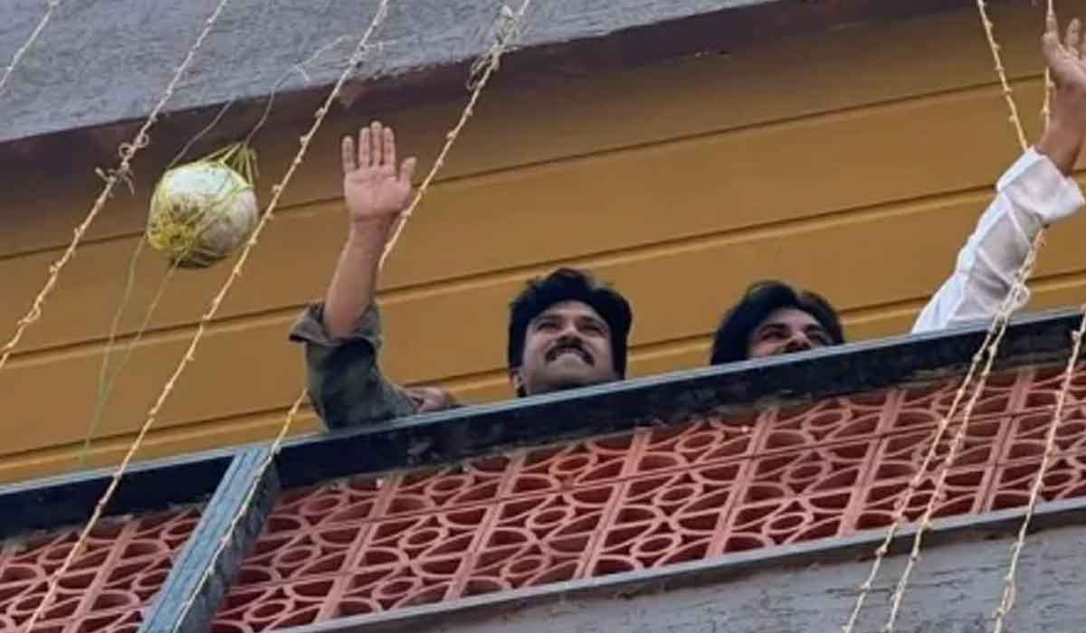 Ram Charan| పిఠాపురంలో బాబాయ్తో కలిసి సందడి చేసిన అబ్బాయ్… ఫ్యాన్స్ ఫుల్ ఖుష్ Ram Charan| పిఠాపురంలో బాబాయ్తో కలిసి సందడి చేసిన అబ్బాయ్… ఫ్యాన్స్ ఫుల్ ఖుష్