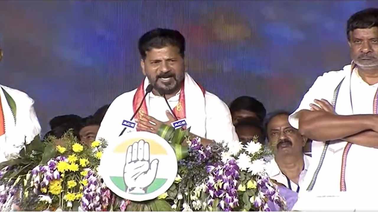 కేటీఆర్ చీర కట్టుకుని బస్సెక్కు: సీఎం రేవంత్రెడ్డి కేటీఆర్ చీర కట్టుకుని బస్సెక్కు: సీఎం రేవంత్రెడ్డి