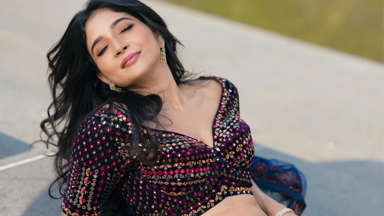 Sakshi Agarwal | సాక్షి అగర్వాల్ స్టన్నింగ్ లుక్స్‌కు ఫిదా అవుతున్న ఫ్యాన్స్‌
