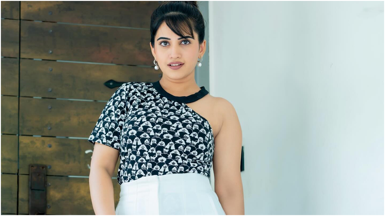 Anchor Sravanthi: యాంకర్ స్రవంతి సొగసు చూడతరమా.. లేటెస్ట్ ఫొటోలు