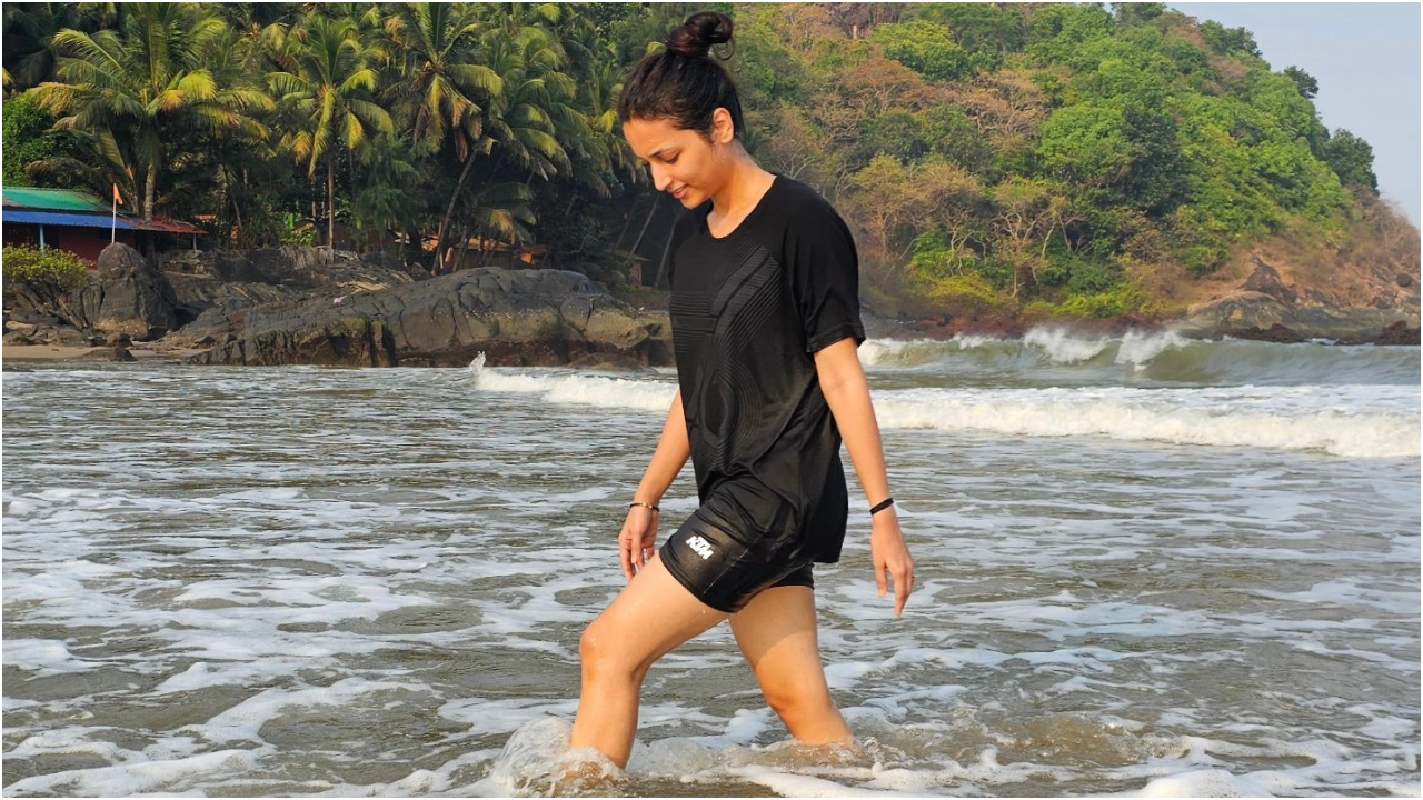 Srinidhi Shetty | సముద్ర తీరాన జలకాలాడుతున్న శ్రీనిధి