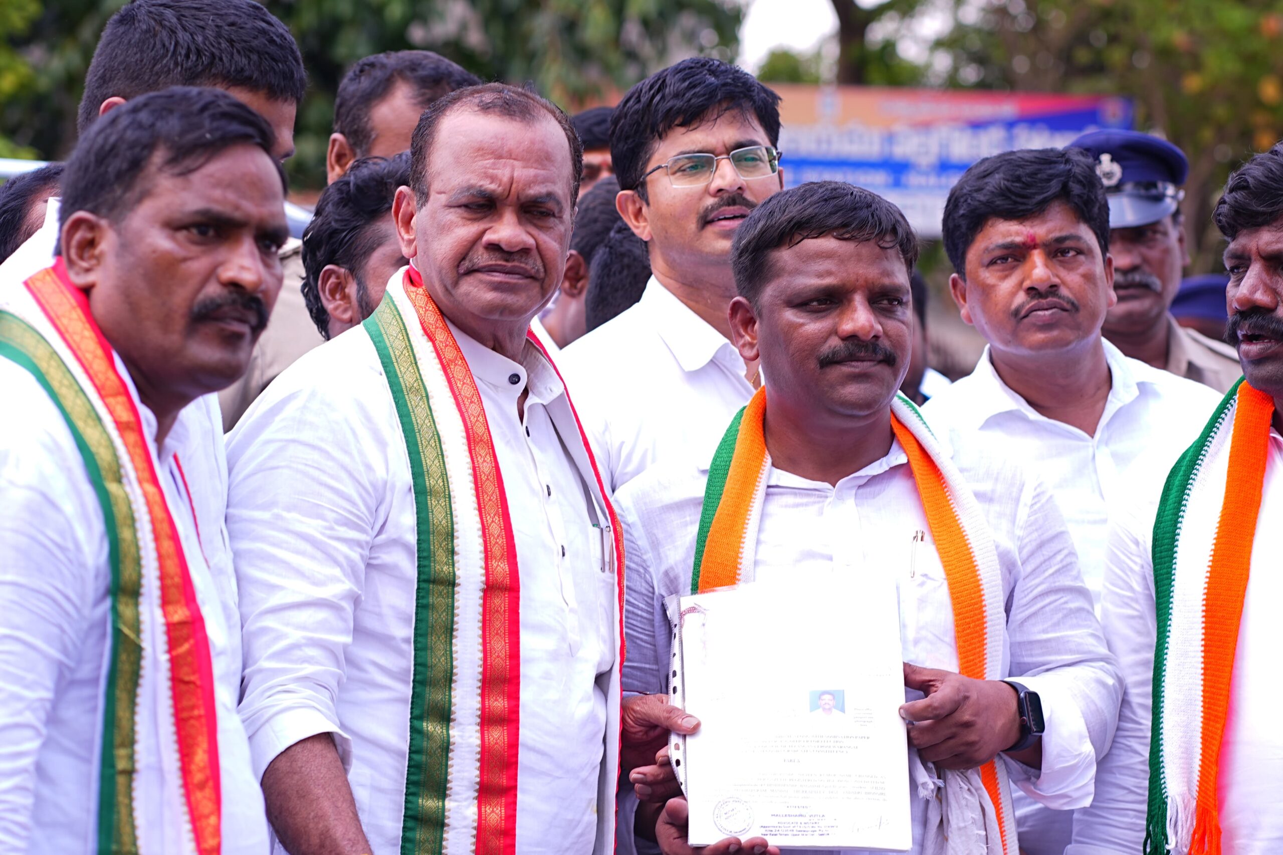 దేశ సంపదను ఆదాని, అంబానీలకు దోచిపెడుతున్న మోదీ: తీన్మార్ మల్లన్న దేశ సంపదను ఆదాని, అంబానీలకు దోచిపెడుతున్న మోదీ: తీన్మార్ మల్లన్న