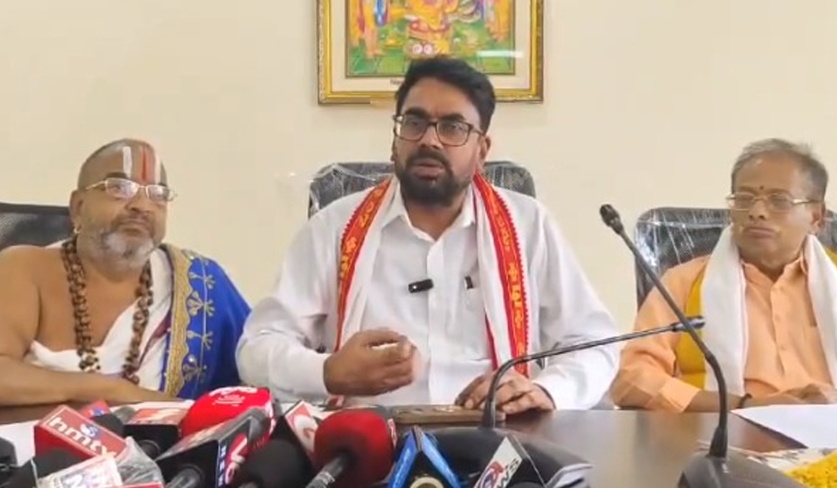 యాదాద్రి ఆలయంలో భక్తులకు డ్రెస్ కోడ్.. జూన్ 1నుంచి అమలులోకి యాదాద్రి ఆలయంలో భక్తులకు డ్రెస్ కోడ్.. జూన్ 1నుంచి అమలులోకి