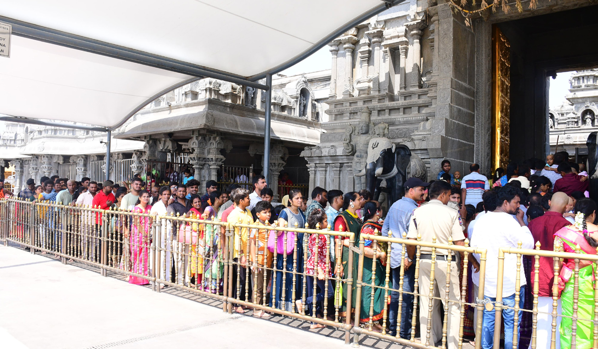 Yadadri | యాదాద్రిలో భక్తుల రద్ధీ.. కిక్కిరిసిన క్యూలైన్లు Yadadri | యాదాద్రిలో భక్తుల రద్ధీ.. కిక్కిరిసిన క్యూలైన్లు