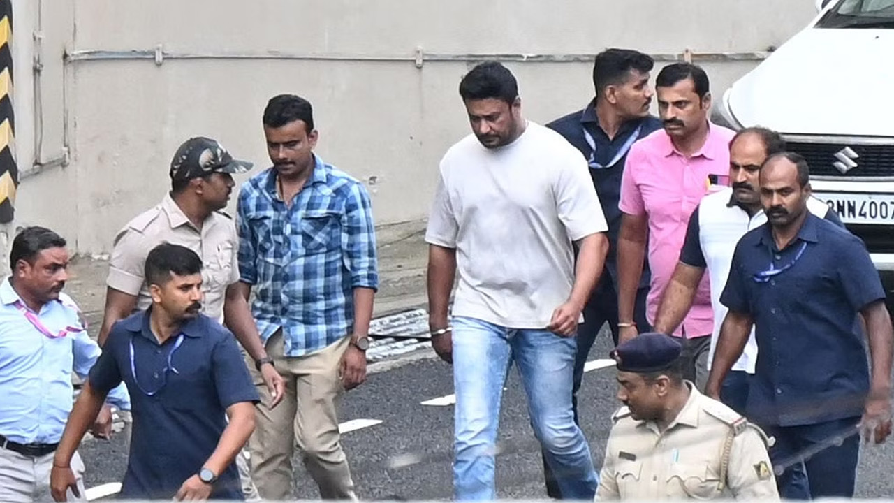 Renuka Swamy case | శాఖాహారి నోట్లో కావాలనే బిర్యానీ కుక్కారు.. ఒక్కొక్కటిగా బయటికొస్తున్న దర్శన్ గ్యాంగ్ లీలలు..! Renuka Swamy case | శాఖాహారి నోట్లో కావాలనే బిర్యానీ కుక్కారు.. ఒక్కొక్కటిగా బయటికొస్తున్న దర్శన్ గ్యాంగ్ లీలలు..!