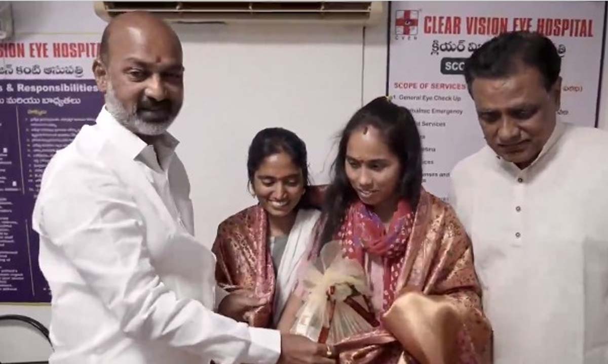 గోవులను కాపాడిన మహిళలకు కేంద్ర మంత్రి బండి సన్మానం మీ పోరాటం… అందరికీ స్పూర్తిదాయమని కితాబు గోవులను కాపాడిన మహిళలకు కేంద్ర మంత్రి బండి సన్మానం మీ పోరాటం… అందరికీ స్పూర్తిదాయమని కితాబు
