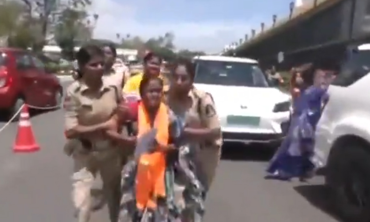 సచివాలయం ముందు బీజేపీ మహిళా మోర్చా నిరసన.. అడ్డుకున్న పోలీసులు సచివాలయం ముందు బీజేపీ మహిళా మోర్చా నిరసన.. అడ్డుకున్న పోలీసులు