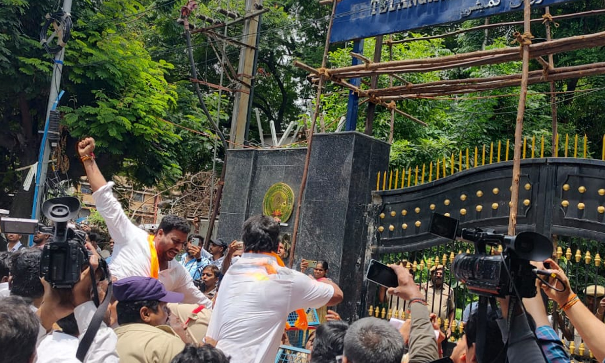 టీజీపీఎస్పీ ముందు బీజేవైఎం ధర్నా.. కార్యకర్తల అరెస్టు టీజీపీఎస్పీ ముందు బీజేవైఎం ధర్నా.. కార్యకర్తల అరెస్టు