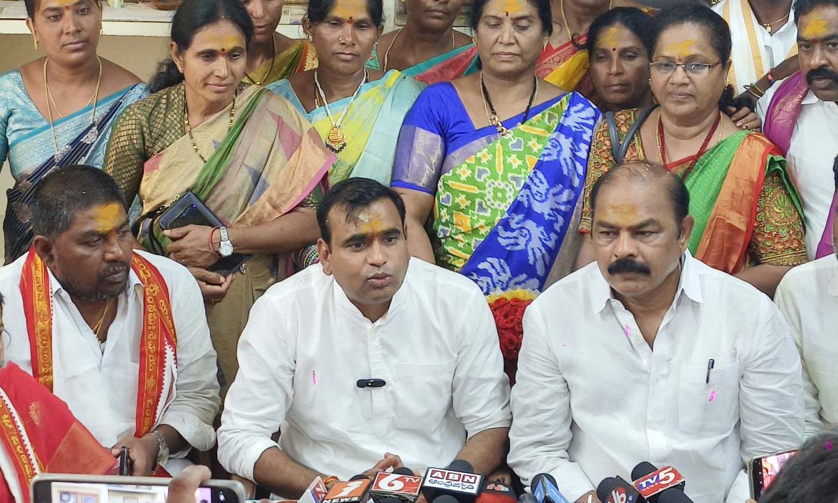 కొమురవెల్లి మల్లన్న ఆలయ అభివృద్ధికి ఎంపీ నిధులు … భువనగిరి ఎంపీ చామల కిరణ్కుమార్రెడ్డి కొమురవెల్లి మల్లన్న ఆలయ అభివృద్ధికి ఎంపీ నిధులు … భువనగిరి ఎంపీ చామల కిరణ్కుమార్రెడ్డి