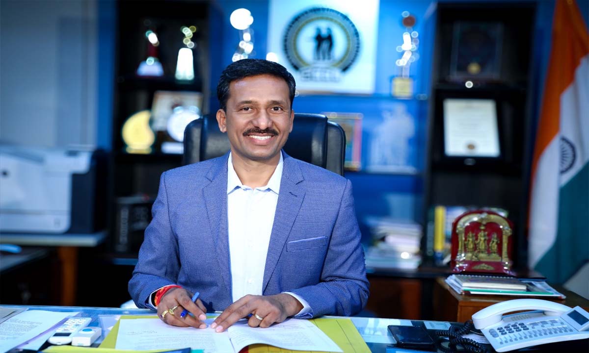 డ్యూటీకి రాకుండా మస్టర్ పడితే వేటు,సమయ పాలన పాటించని ఉద్యోగులు, అధికారులపై కఠిన చర్యలు … సీఎండీ ఎన్.బలరామ్ స్పష్టీకరణ డ్యూటీకి రాకుండా మస్టర్ పడితే వేటు,సమయ పాలన పాటించని ఉద్యోగులు, అధికారులపై కఠిన చర్యలు … సీఎండీ ఎన్.బలరామ్ స్పష్టీకరణ
